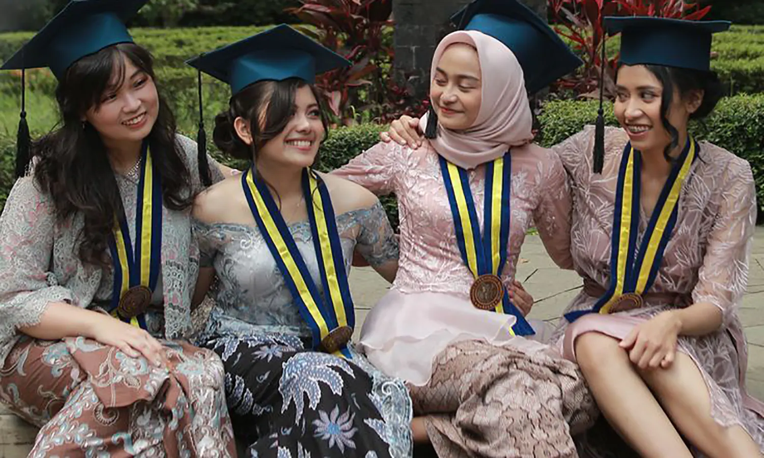 10 Inspirasi Kebaya Wisuda Modern dan Elegan